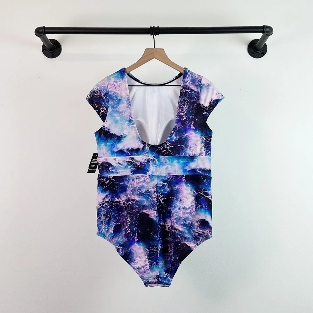NWT Torrid Active Wireless Scoop Back One Piece Swimsuit in Ocean Waves